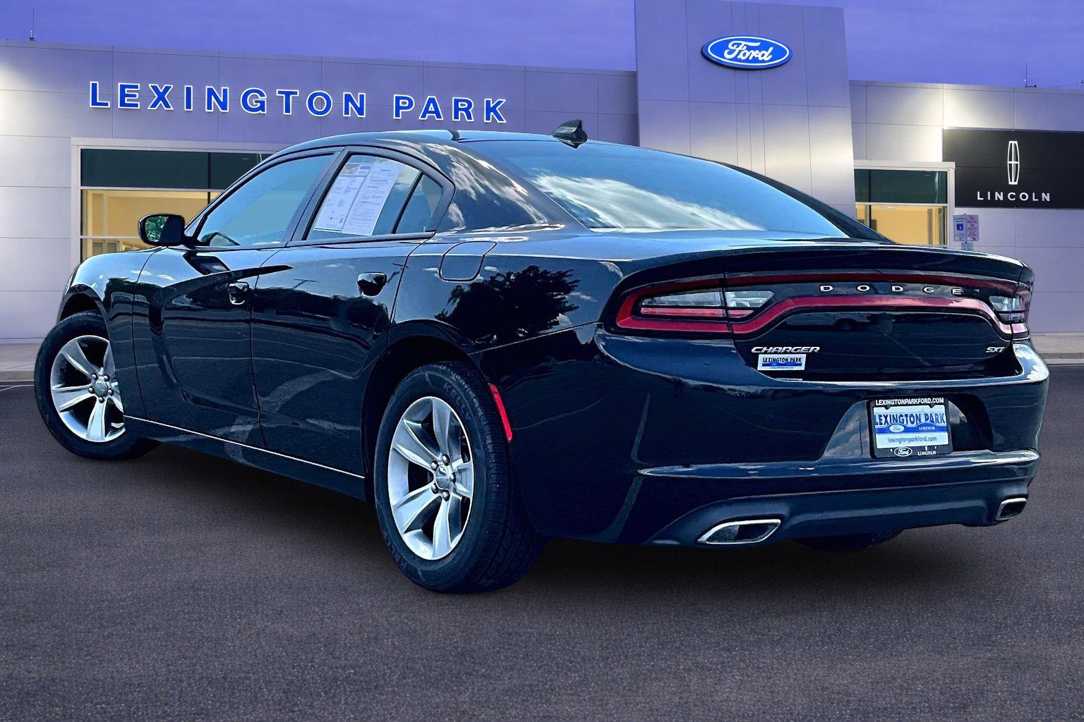 Used 2017 Dodge Charger SXT RWD image 4