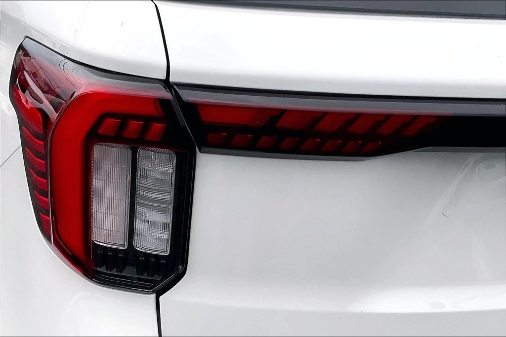 Certified 2025 Ford Explorer Platinum w/ Ultimate Package AWD/4WD image 30