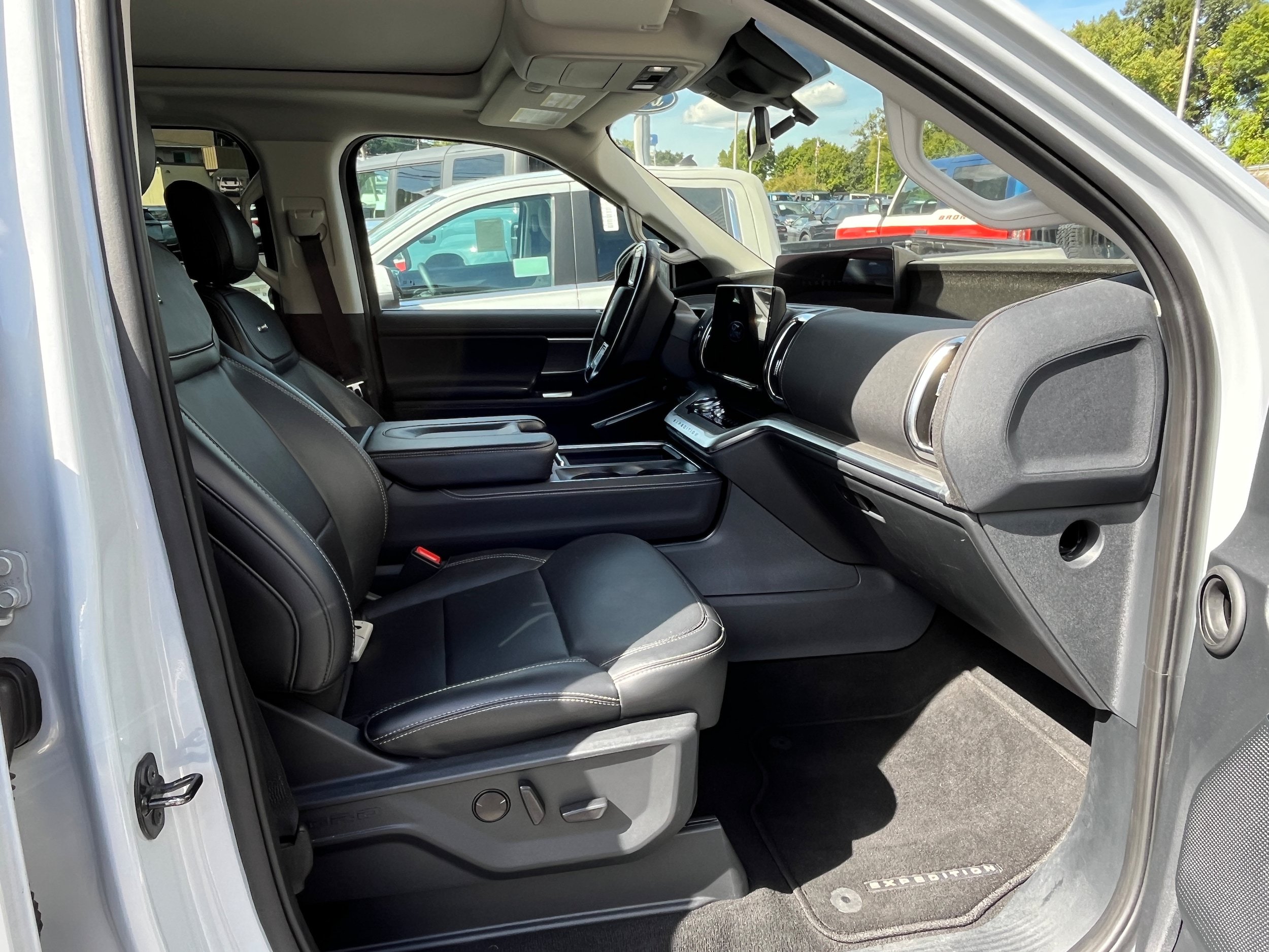 Certified 2025 Ford Expedition Platinum AWD/4WD image 5