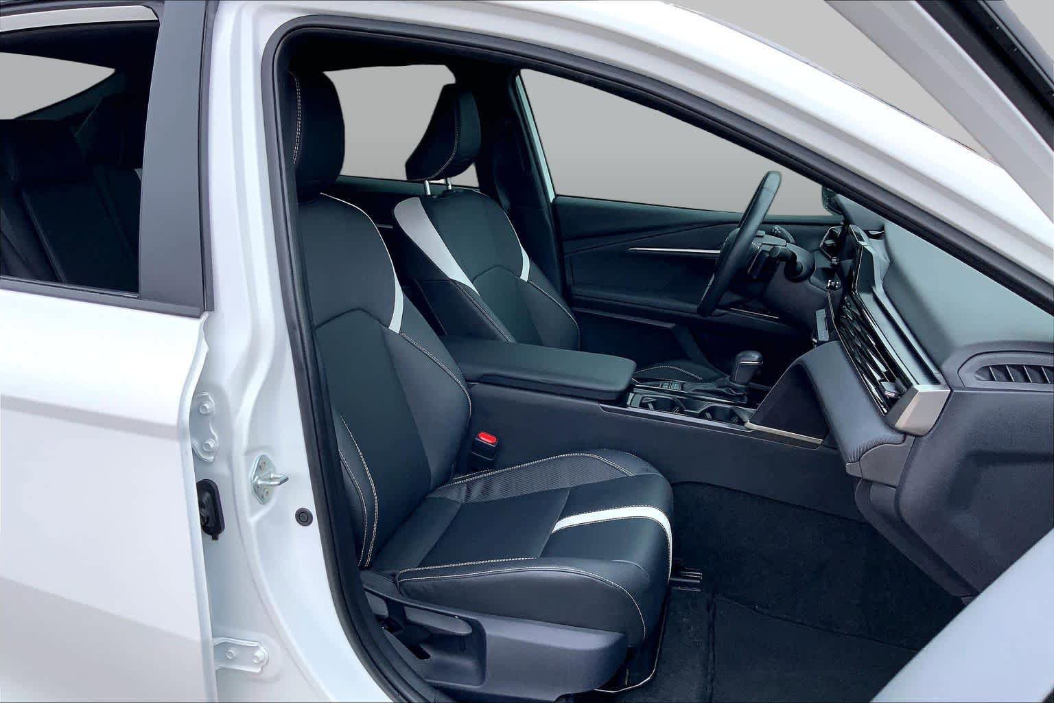 Used 2025 Toyota Camry SE w/ Convenience Package FWD image 9