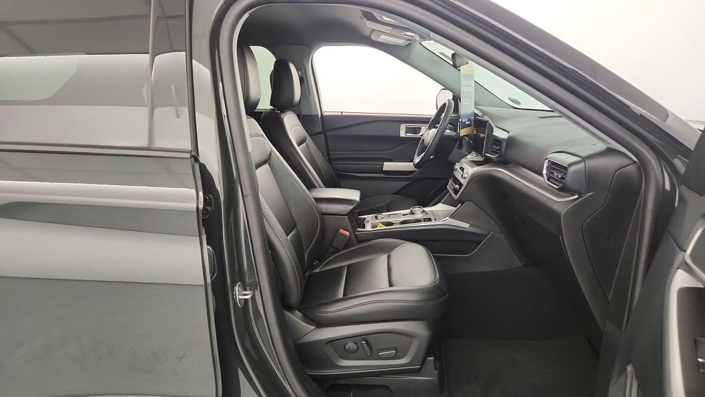 Certified 2024 Ford Explorer XLT w/ Equipment Group 202A AWD/4WD image 30