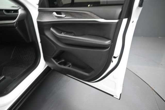 Used 2023 Jeep Grand Cherokee Limited w/ Black Appearance Package AWD/4WD image 32