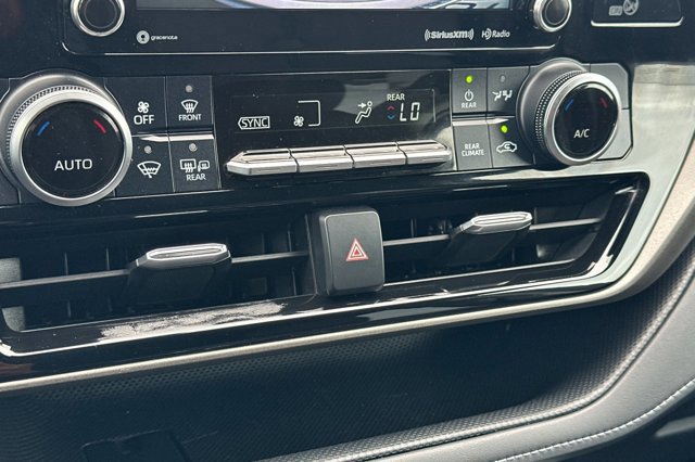 Used 2020 Toyota Highlander LE image 27