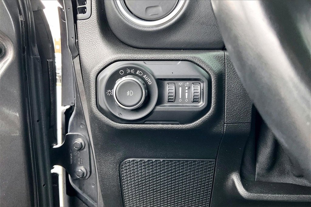 Used 2019 Jeep Wrangler Unlimited Sahara image 32