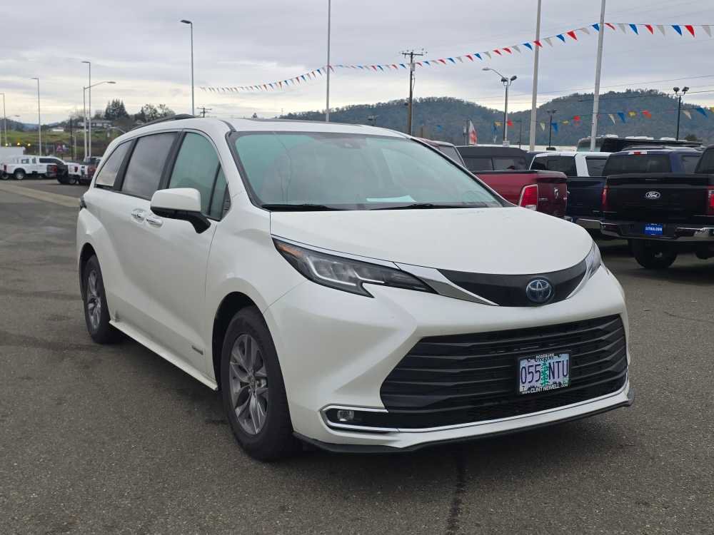Used 2021 Toyota Sienna XLE image 7