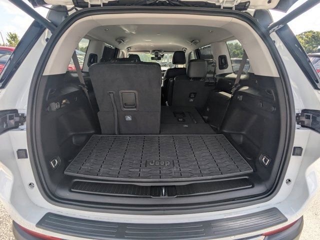 Used 2023 Jeep Grand Cherokee L Limited w/ Luxury Tech Group II AWD/4WD image 14