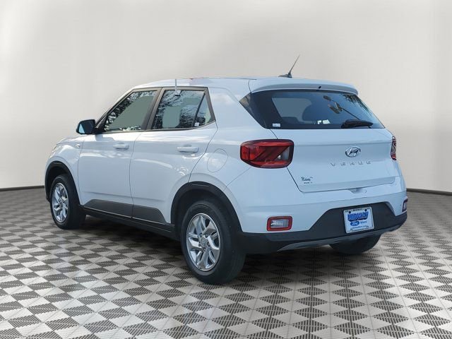 Used 2023 Hyundai Venue SE FWD image 2