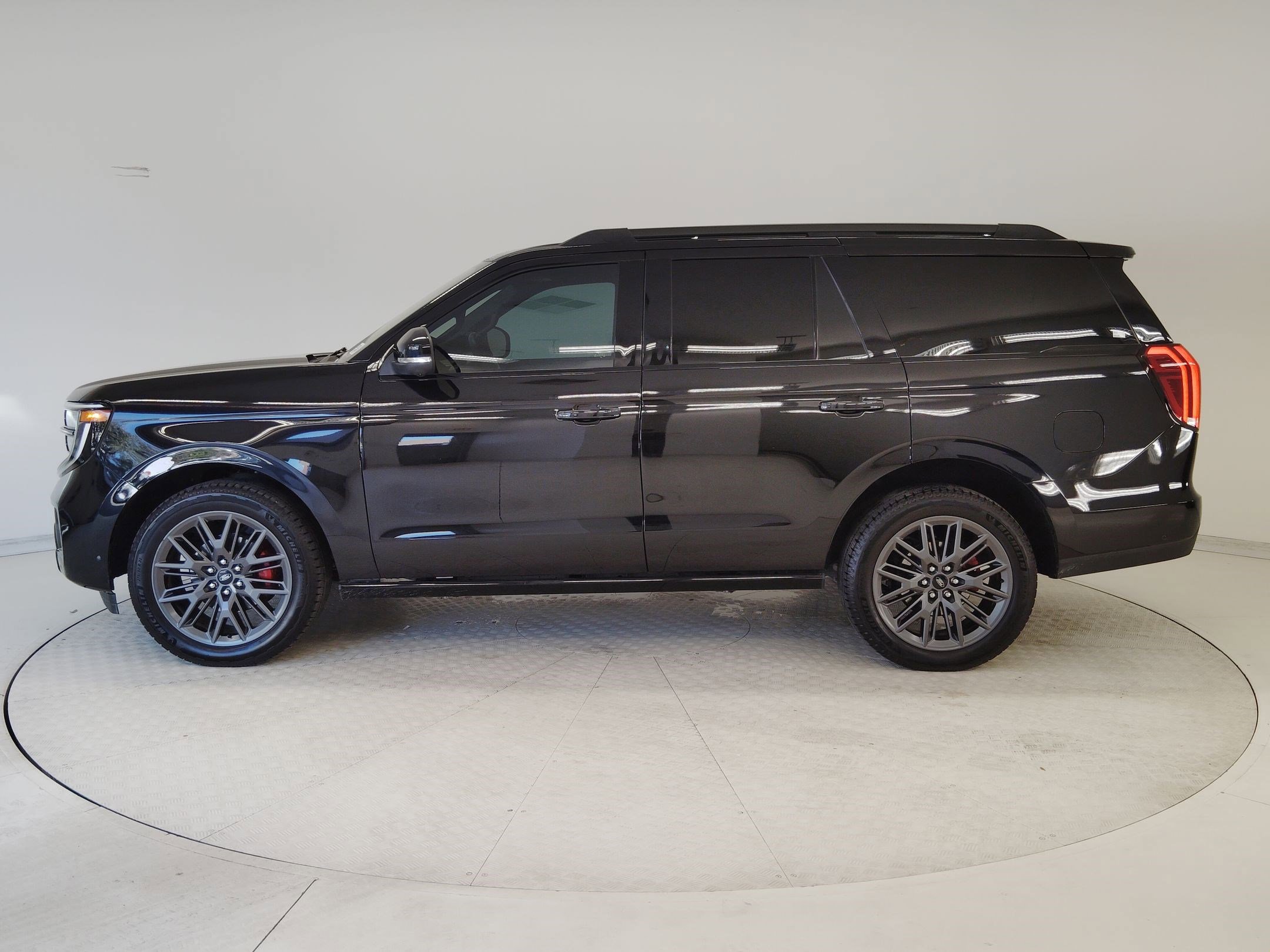 Certified 2025 Ford Expedition Platinum w/ Stealth Performance Package image 3