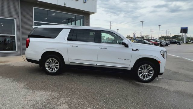 Used 2022 GMC Yukon XL SLT w/ SLT Luxury Package AWD/4WD image 2