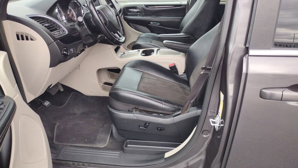 Used 2020 Dodge Grand Caravan SXT image 11