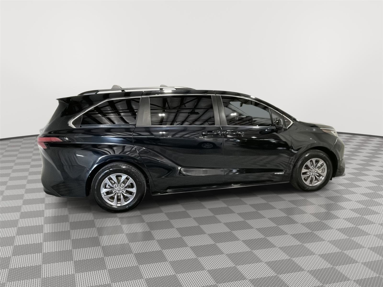 Used 2021 Toyota Sienna LE w/ LE Plus Package image 6