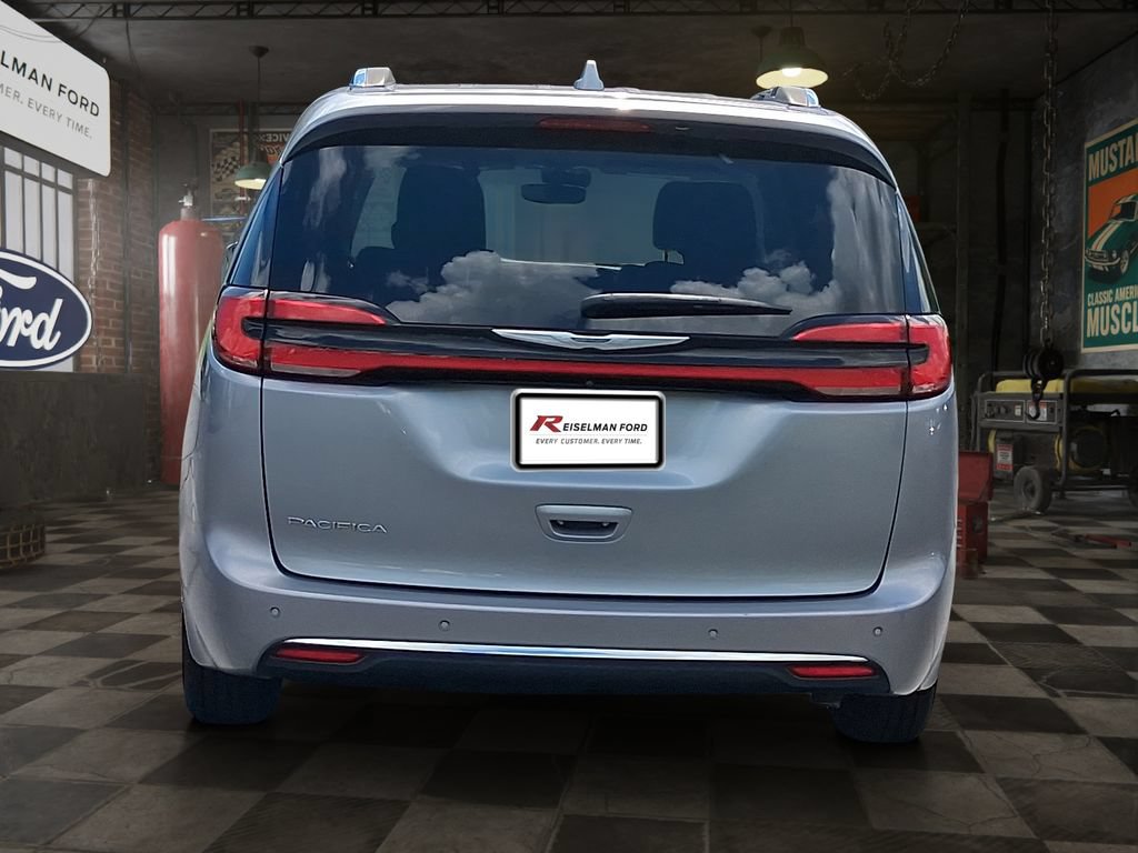 Used 2021 Chrysler Pacifica Touring-L FWD image 5