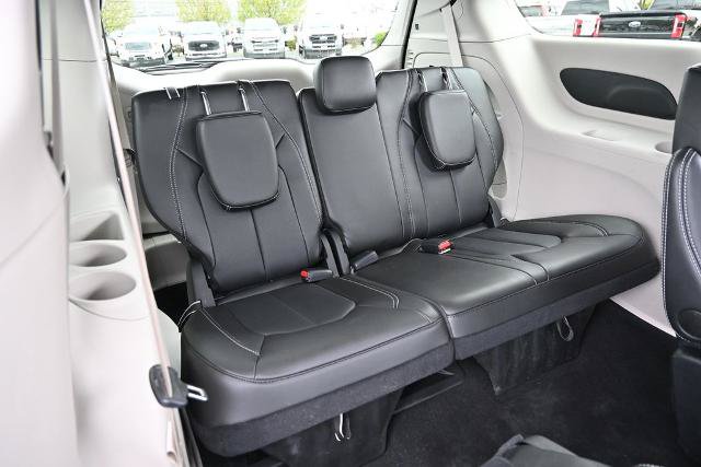 Used 2024 Chrysler Pacifica Touring-L AWD/4WD image 26