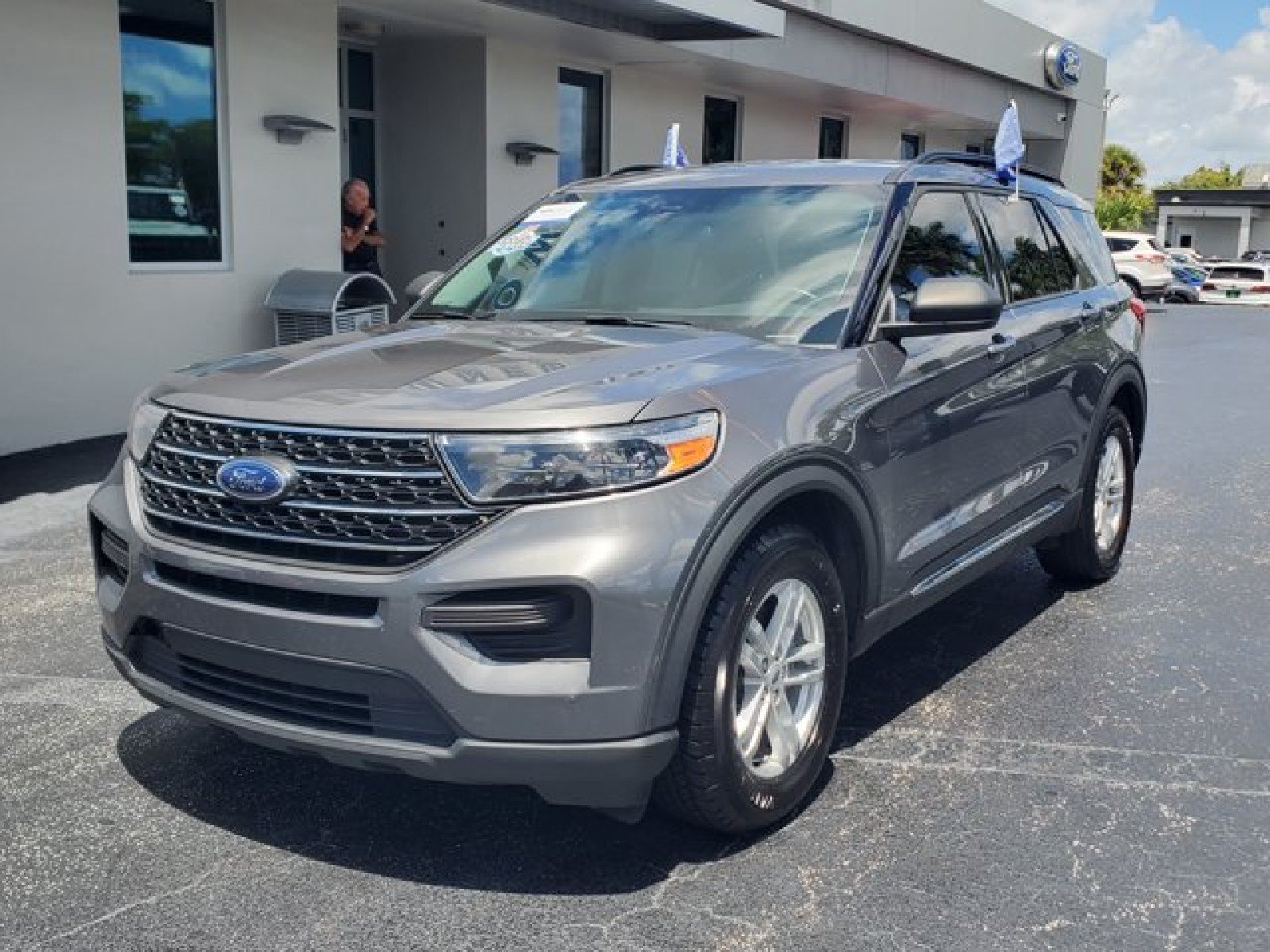 Certified 2023 Ford Explorer XLT RWD image 3