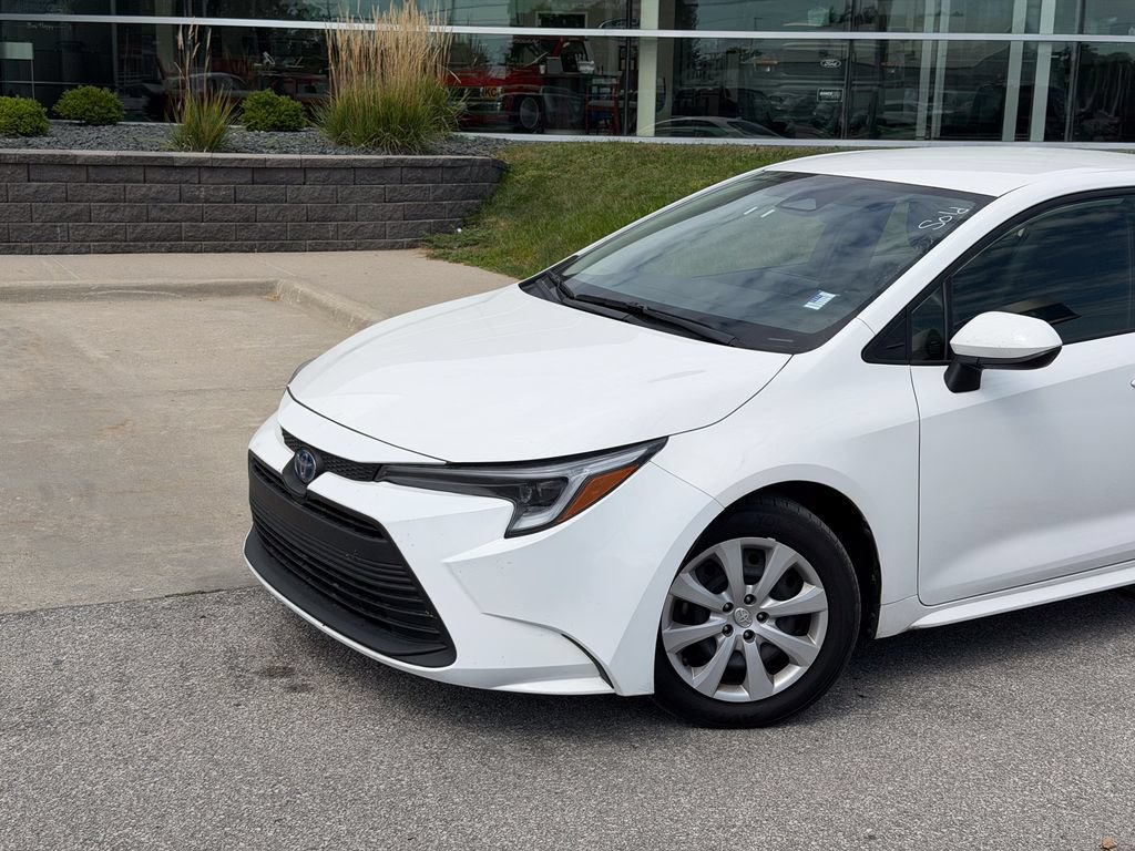 Used 2025 Toyota Corolla LE FWD image 2
