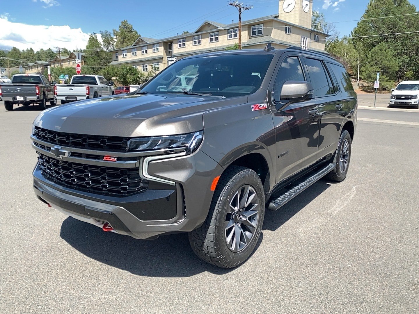 Used 2021 Chevrolet Tahoe Z71 w/ Luxury Package AWD/4WD image 2