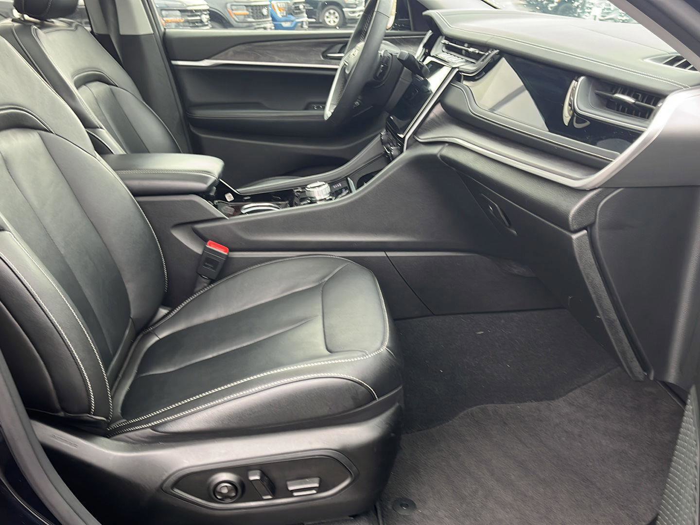 Used 2023 Jeep Grand Cherokee Limited w/ Black Appearance Package image 14