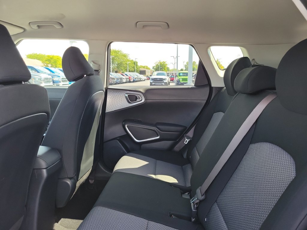 Used 2025 Kia Soul LX w/ LX Technology Package FWD image 15