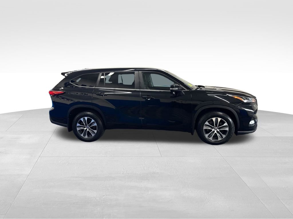 Used 2023 Toyota Highlander XLE AWD/4WD image 11