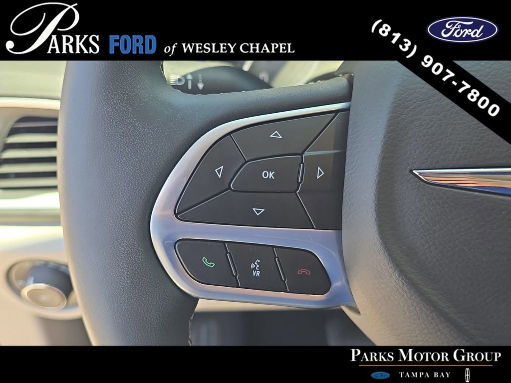 Used 2024 Chrysler Pacifica Touring-L FWD image 31