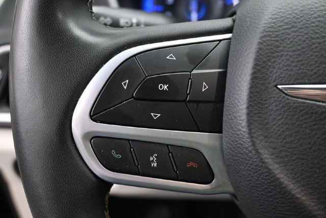 Used 2023 Chrysler Pacifica Touring-L FWD image 18