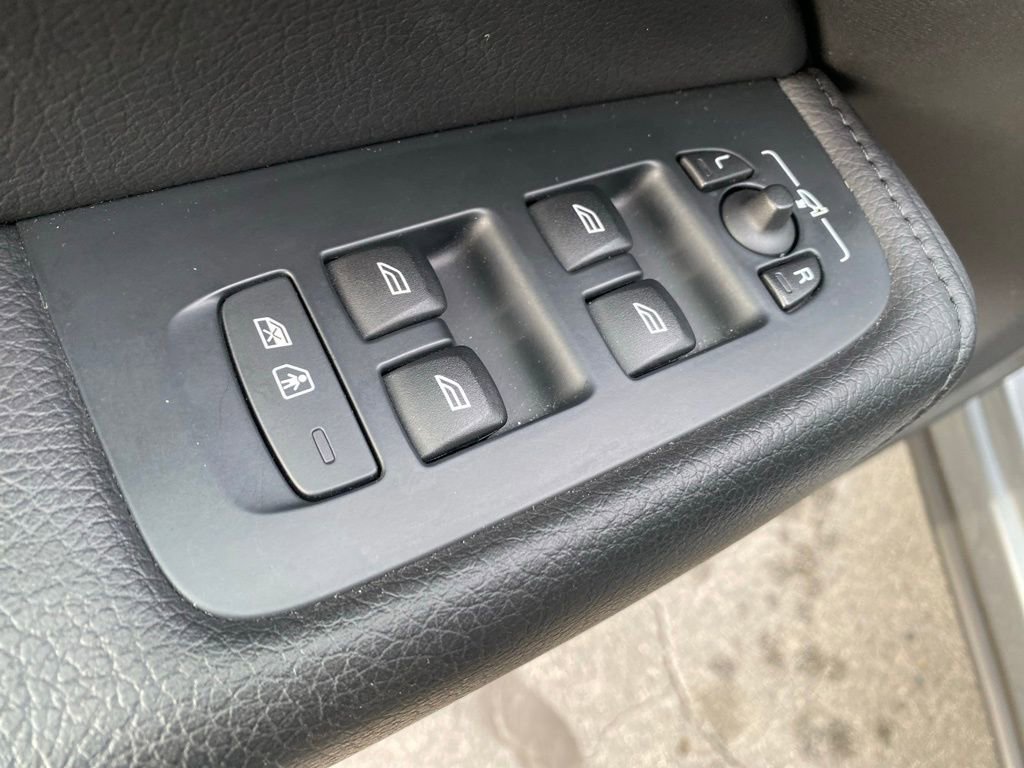 Used 2021 Volvo XC60 T5 Momentum w/ Protection Package Premier image 13