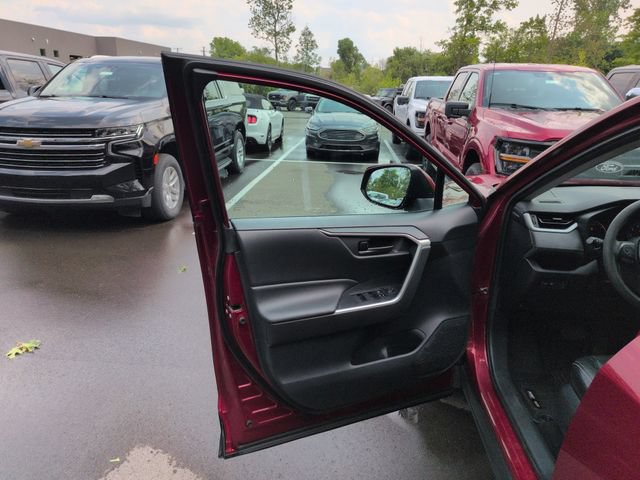 Used 2019 Toyota RAV4 LE w/ Carpet Mat Package AWD/4WD image 24