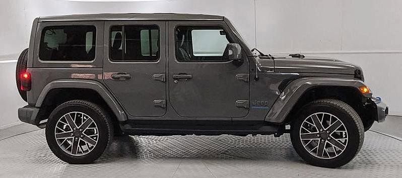 Used 2023 Jeep Wrangler Unlimited Sahara AWD/4WD image 2