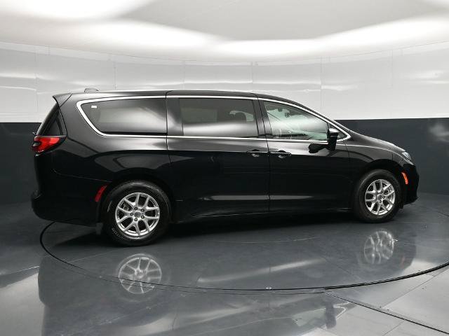 Used 2024 Chrysler Pacifica Touring-L FWD image 3