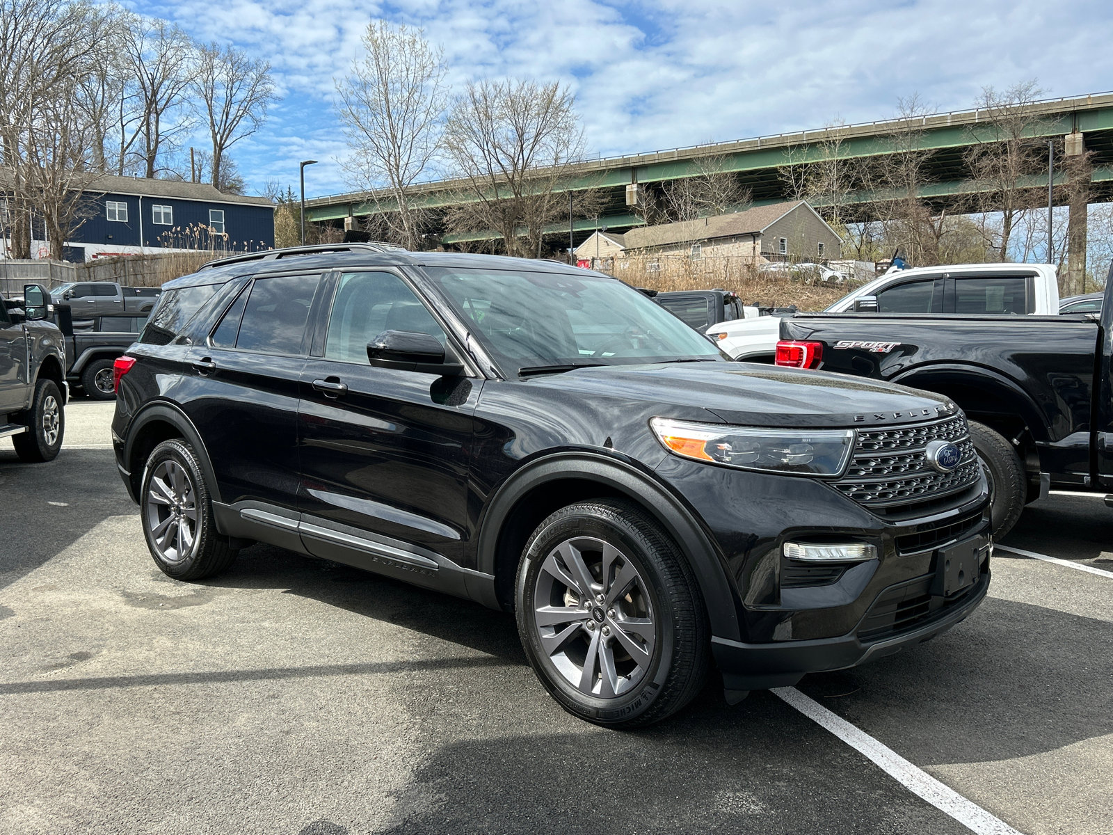 Certified 2023 Ford Explorer XLT w/ Equipment Group 202A AWD/4WD image 1