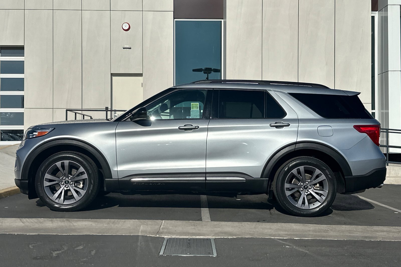 Certified 2022 Ford Explorer XLT w/ Equipment Group 202A image 6