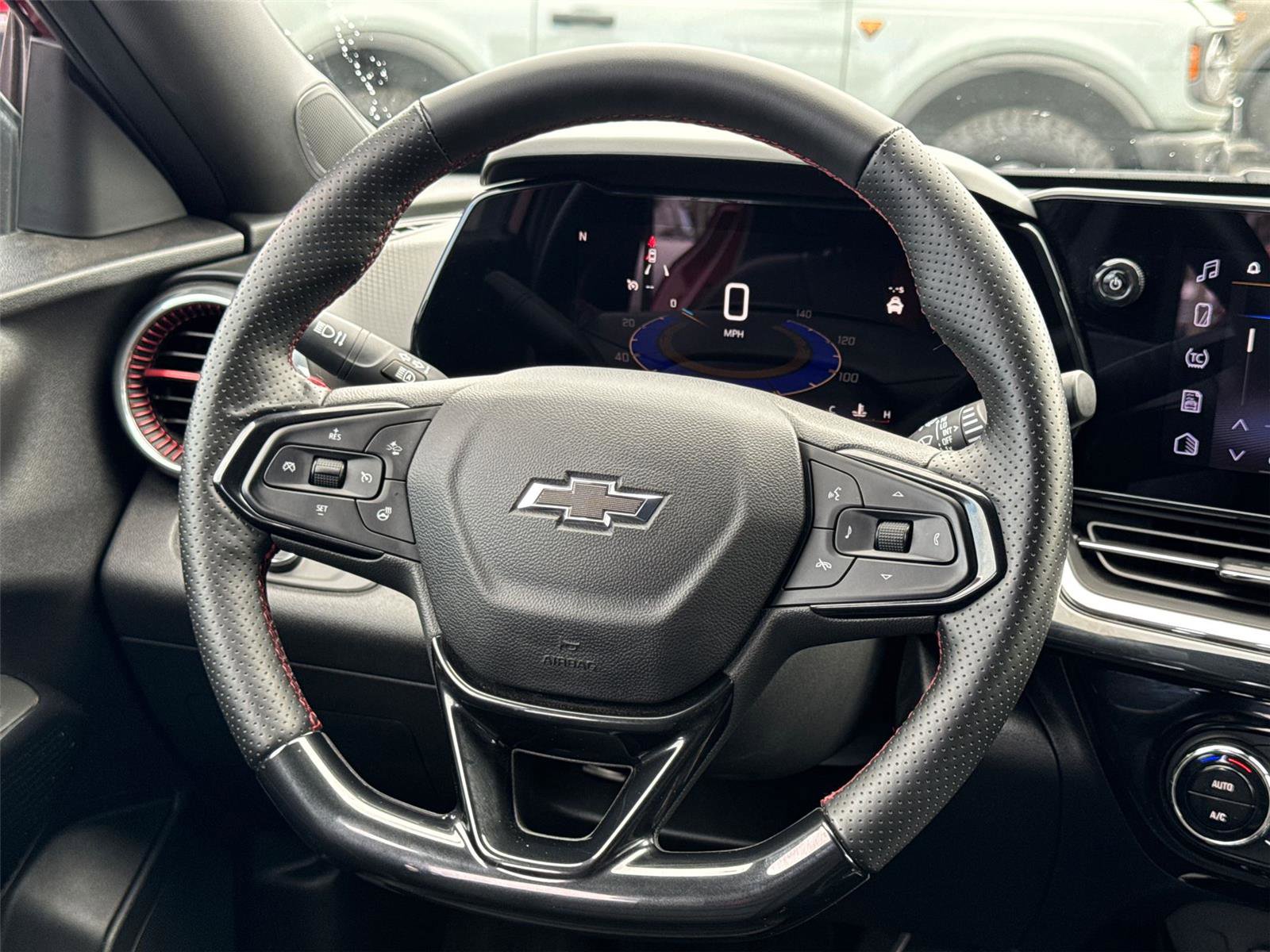 Used 2025 Chevrolet Trax RS FWD image 23