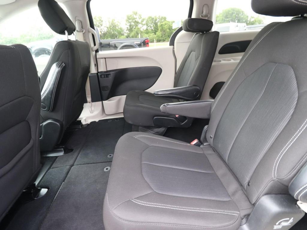 Used 2022 Chrysler Voyager LX FWD image 12