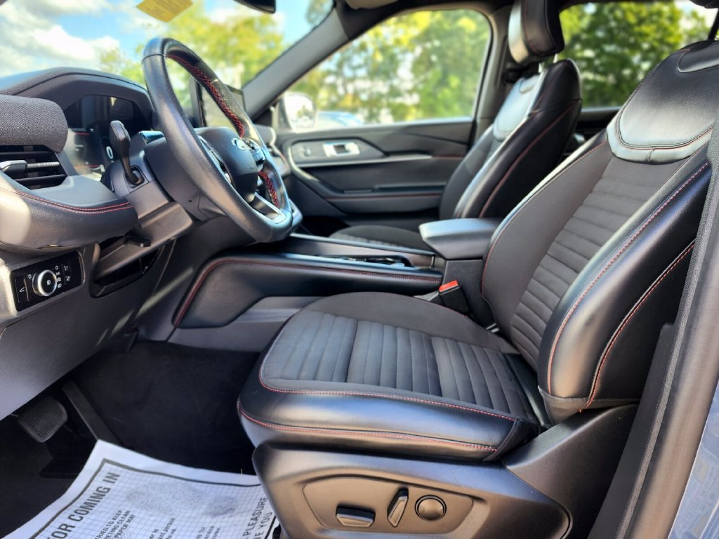 Certified 2025 Ford Explorer ST-Line w/ Premium Package AWD/4WD image 18