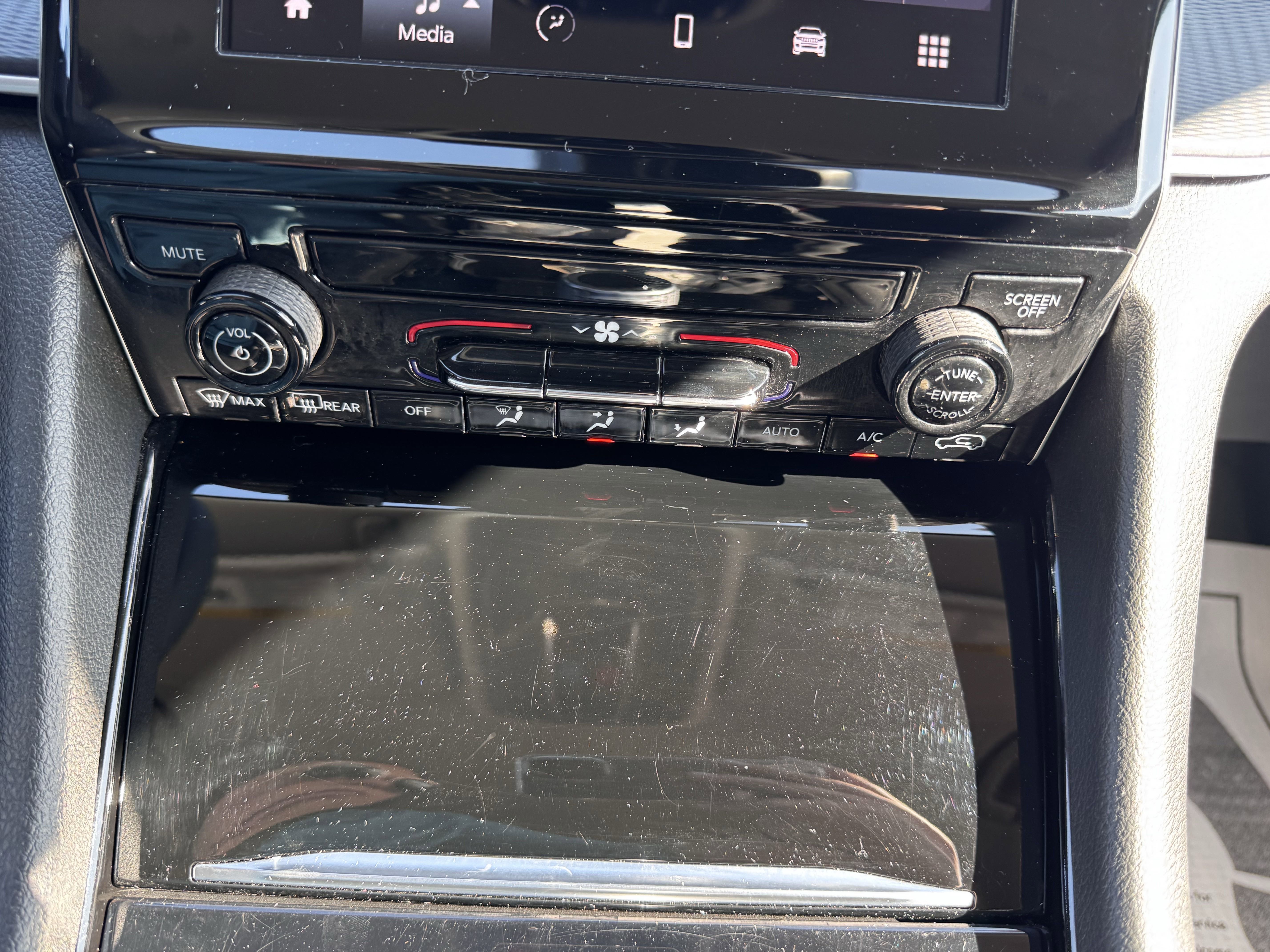 Used 2023 Jeep Grand Cherokee Laredo image 21