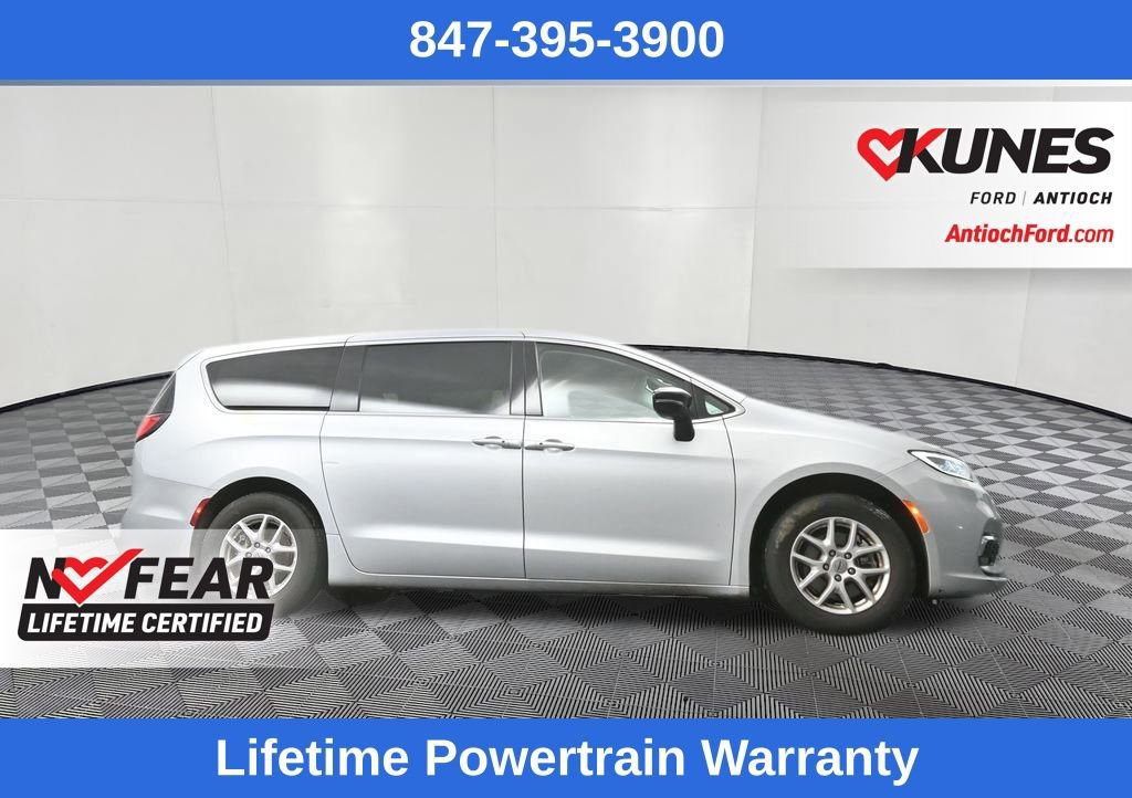 Used 2024 Chrysler Pacifica Touring-L image 21