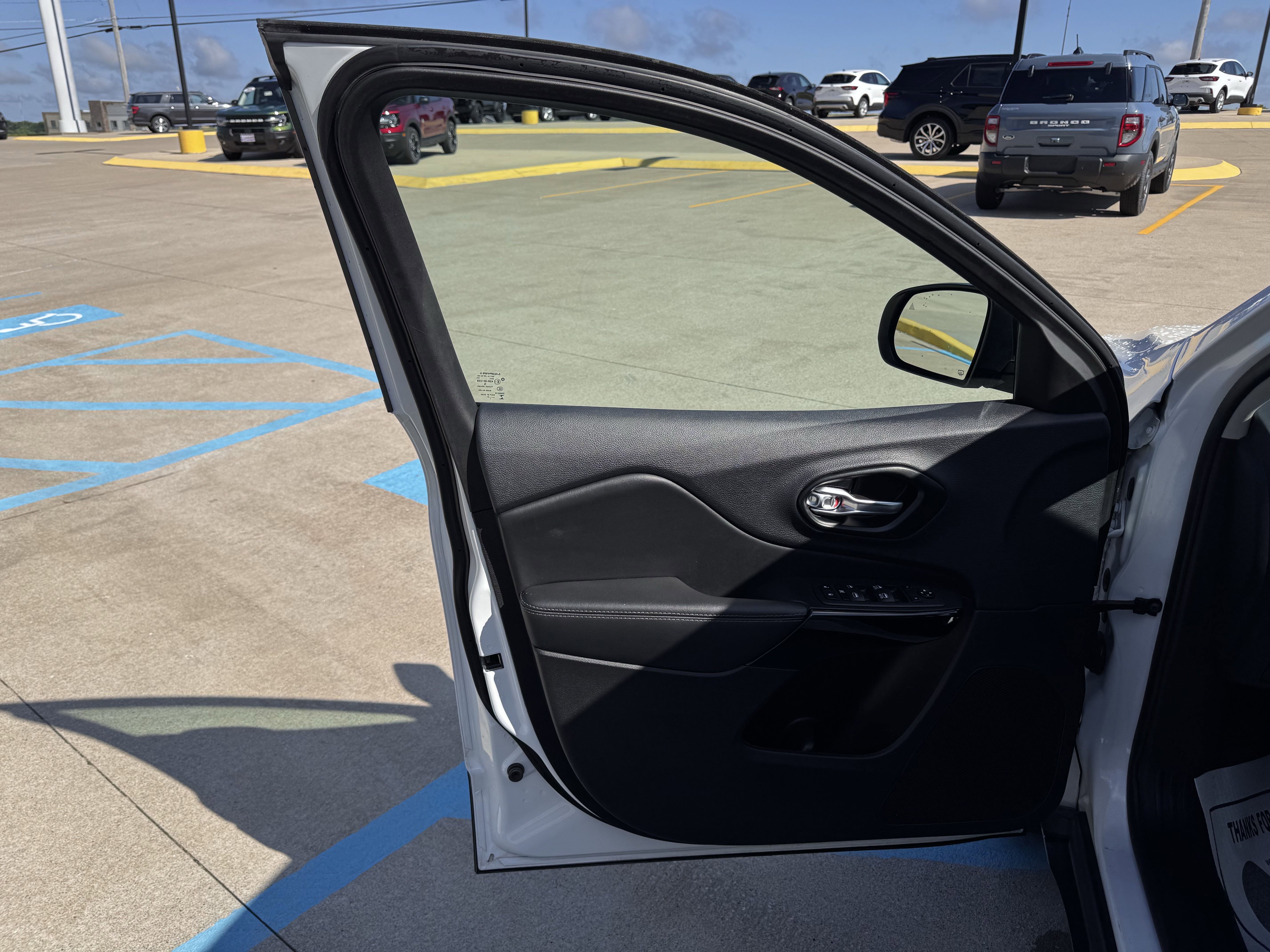 Used 2023 Jeep Cherokee Altitude Lux image 7