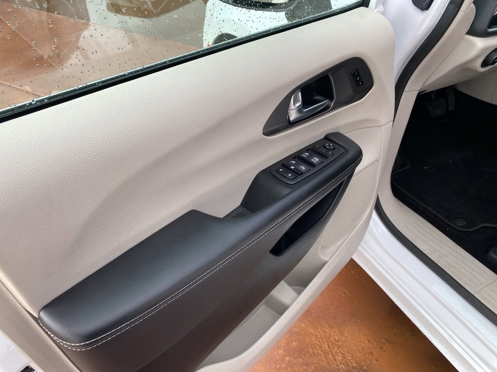 Used 2024 Chrysler Pacifica Touring-L image 25