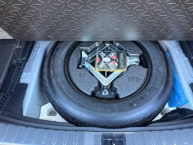 Used 2019 Toyota RAV4 XLE Premium FWD image 28