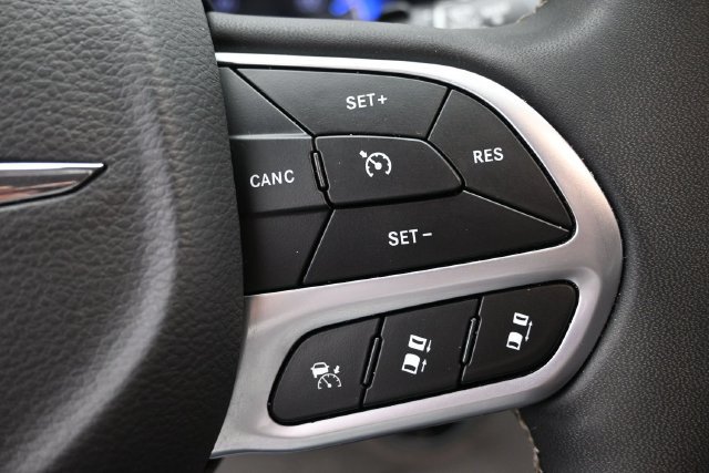 Used 2024 Chrysler Pacifica Touring-L FWD image 17