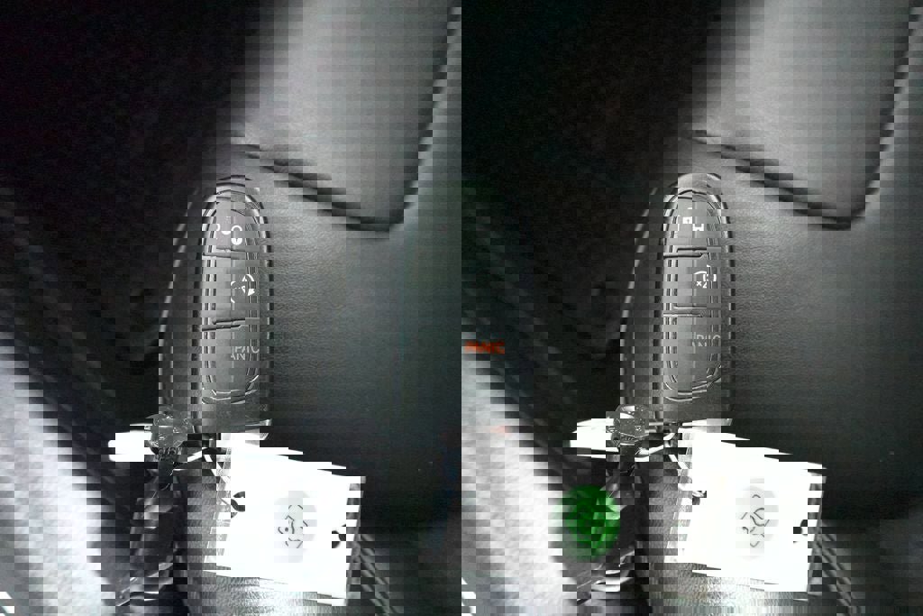 Used 2019 Jeep Cherokee Latitude Plus w/ Cold Weather Group image 32