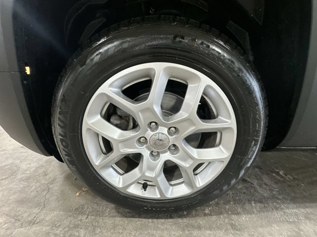 Used 2017 Jeep Renegade Latitude w/ Cold Weather Group FWD image 23