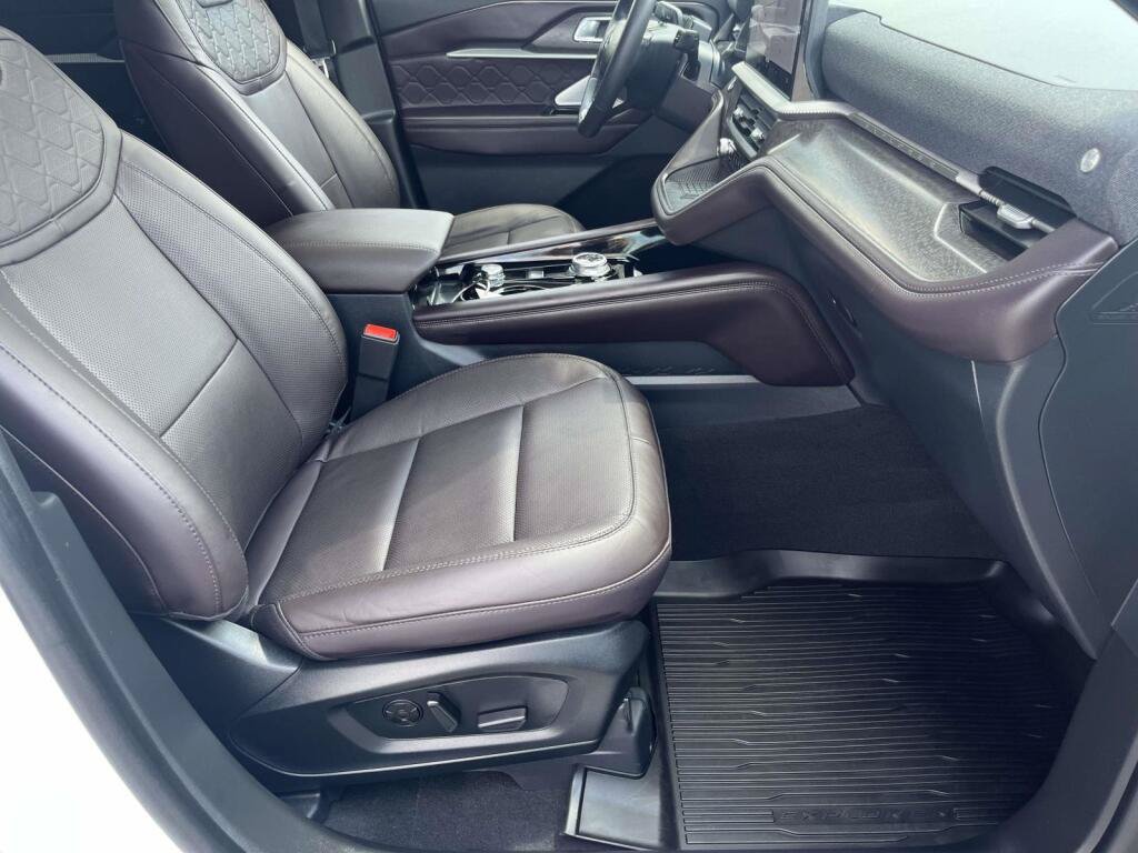 Certified 2025 Ford Explorer Platinum w/ LUX Leather Package AWD/4WD image 26