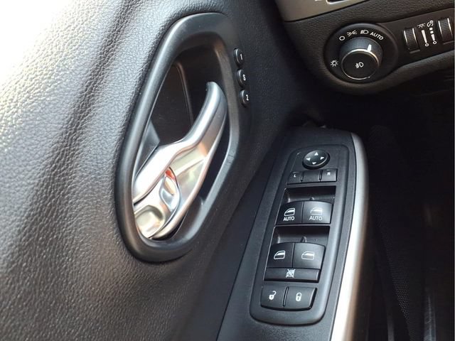 Used 2019 Jeep Cherokee Limited AWD/4WD image 27