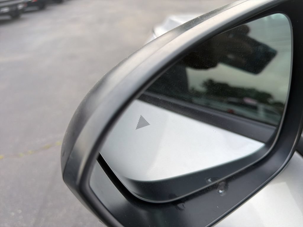 Used 2024 Nissan Rogue S FWD image 17