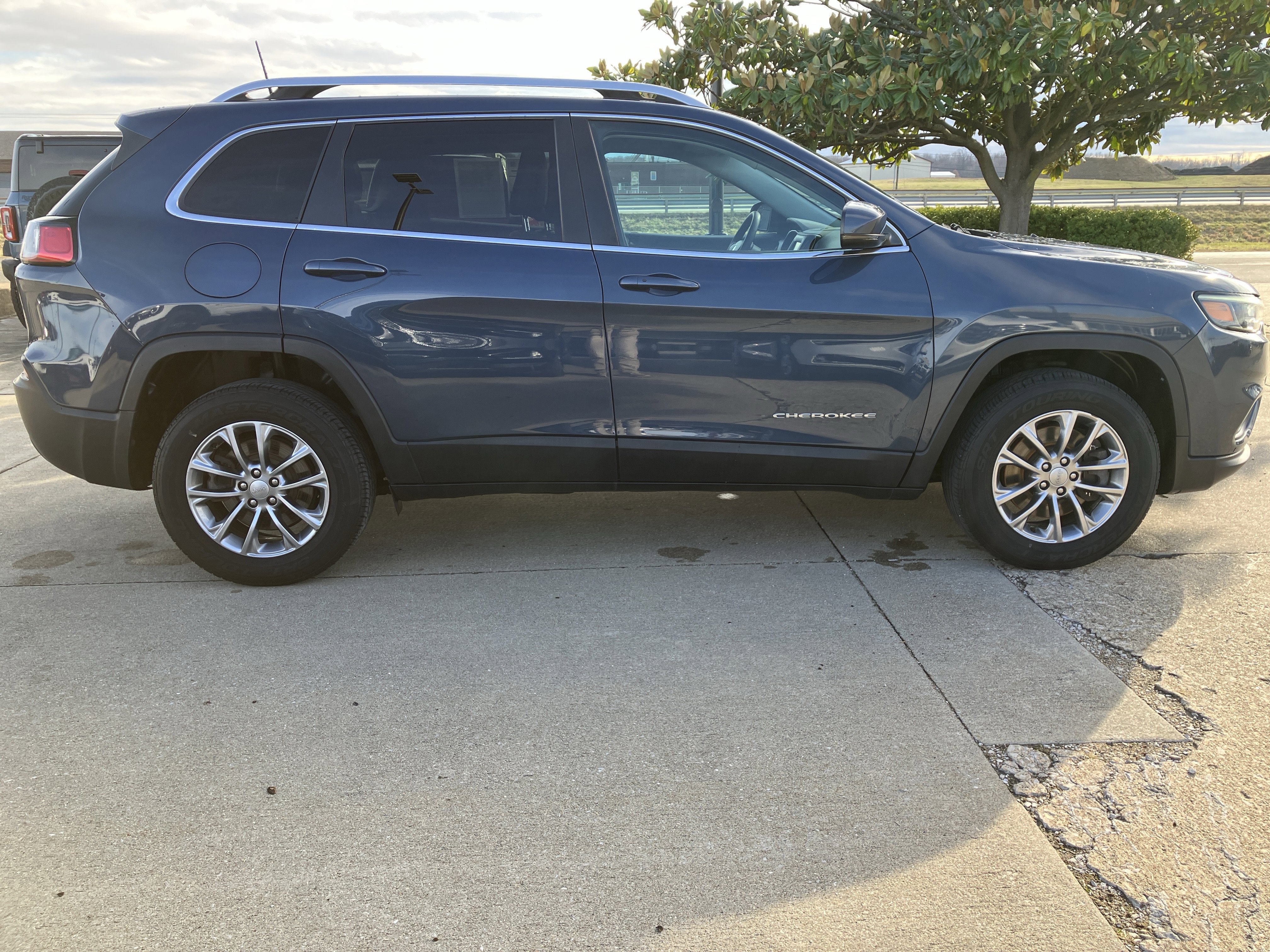 Used 2020 Jeep Cherokee Latitude Plus image 7