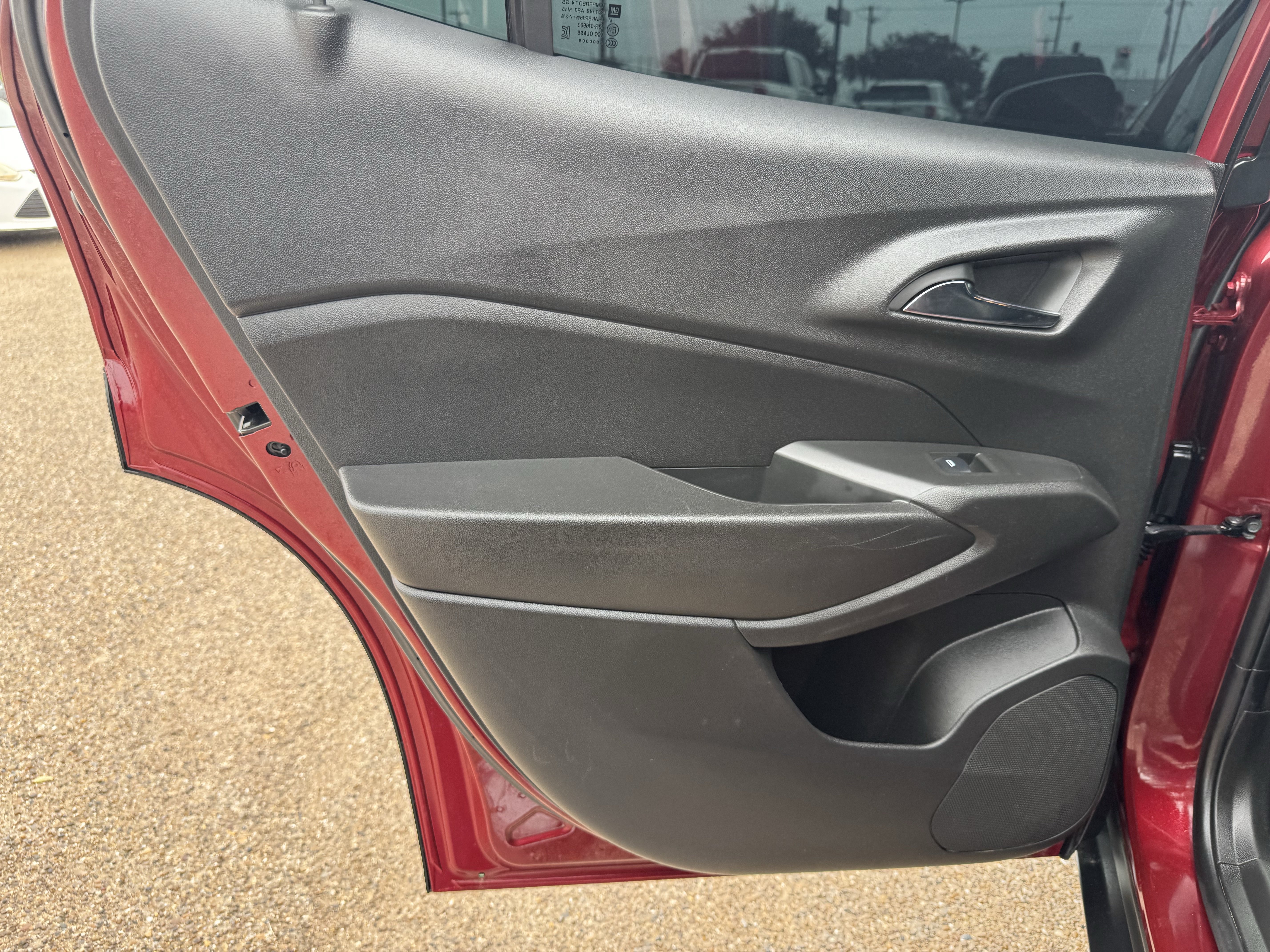 Used 2025 Chevrolet Trax RS w/ Sunroof Package FWD image 23