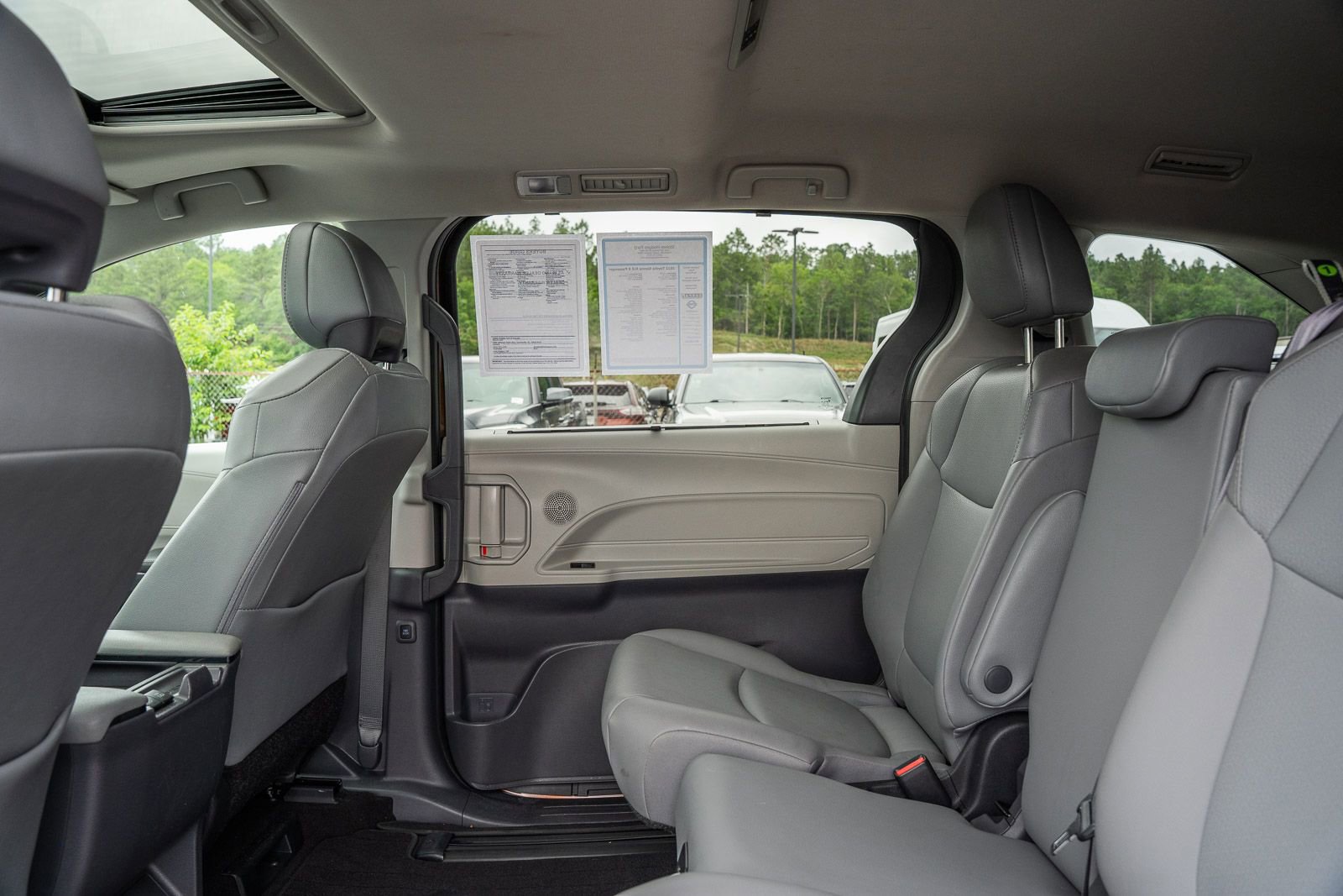 Used 2022 Toyota Sienna XLE FWD image 24