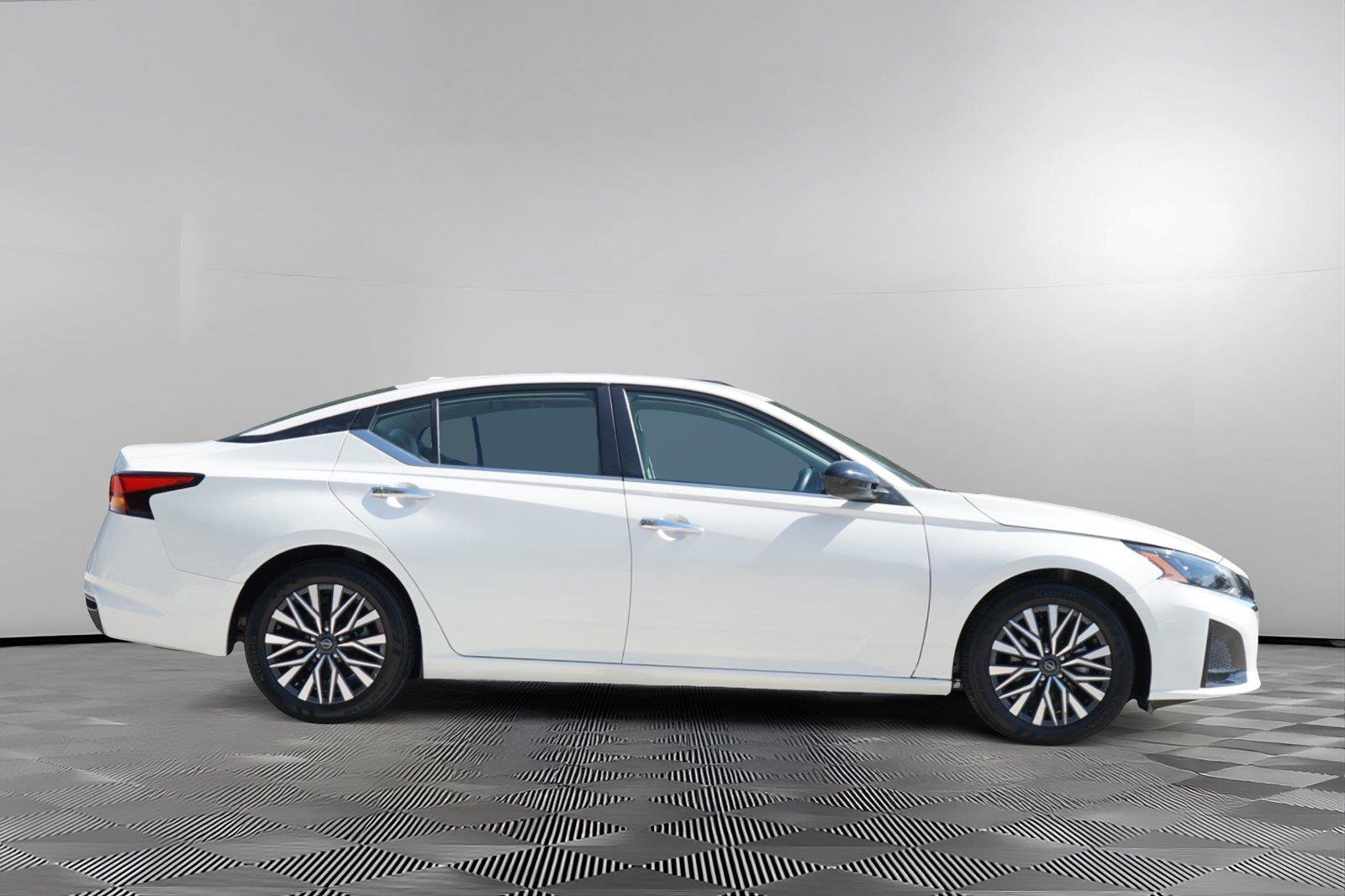 Used 2025 Nissan Altima 2.5 SV FWD image 4
