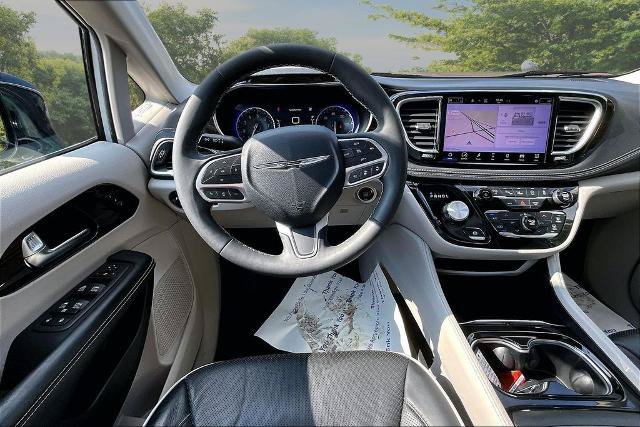 Used 2023 Chrysler Pacifica Limited FWD image 5
